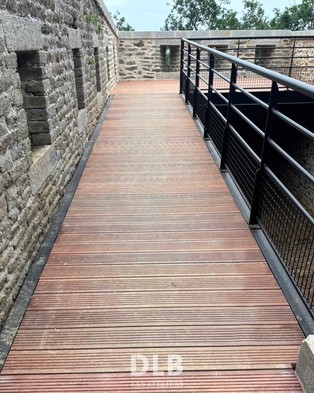 Platelage en bois sur les remparts du Fort du Dellec à Plouzané